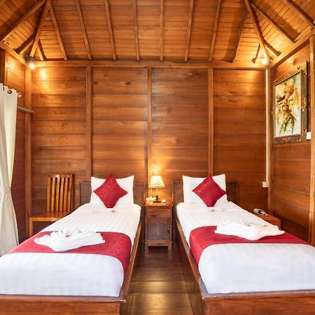 Swan Beach Inn Batununggul Buitenkant foto
