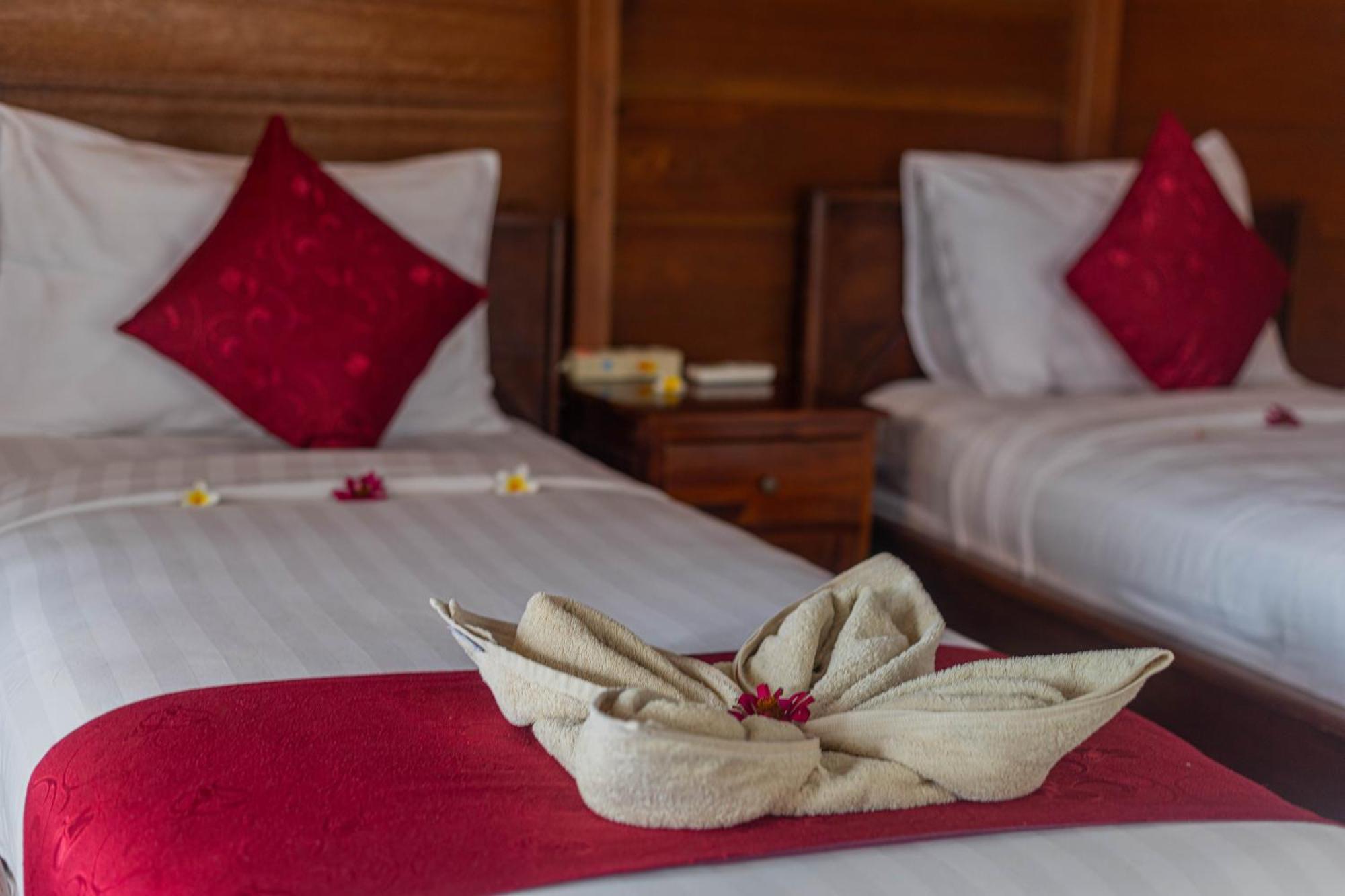 Swan Beach Inn Batununggul Buitenkant foto