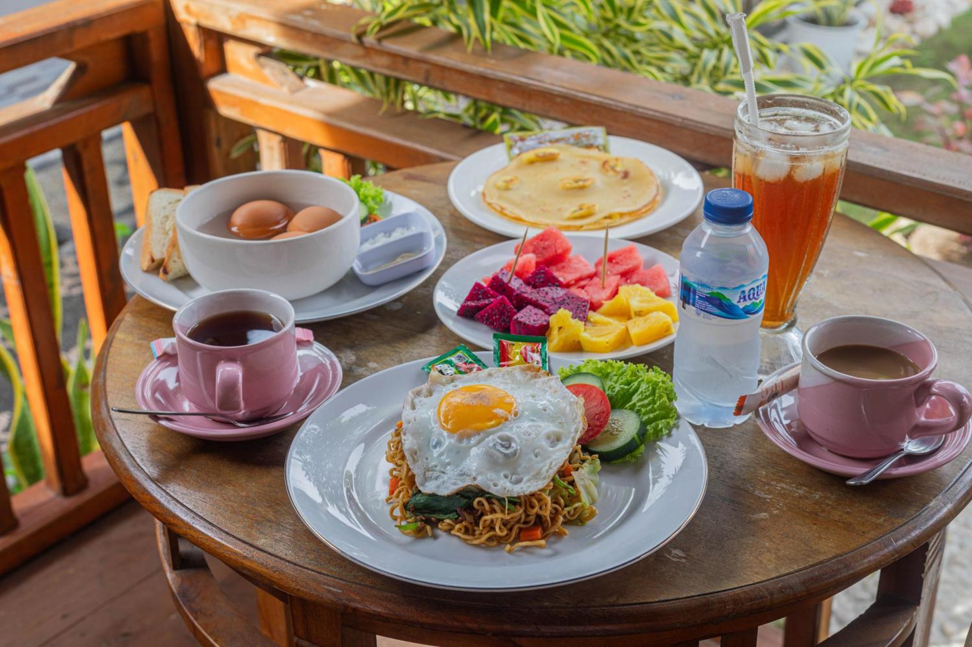 Swan Beach Inn Batununggul Buitenkant foto