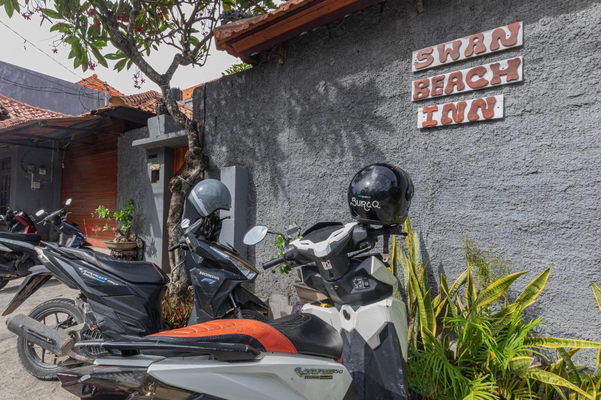 Swan Beach Inn Batununggul Buitenkant foto