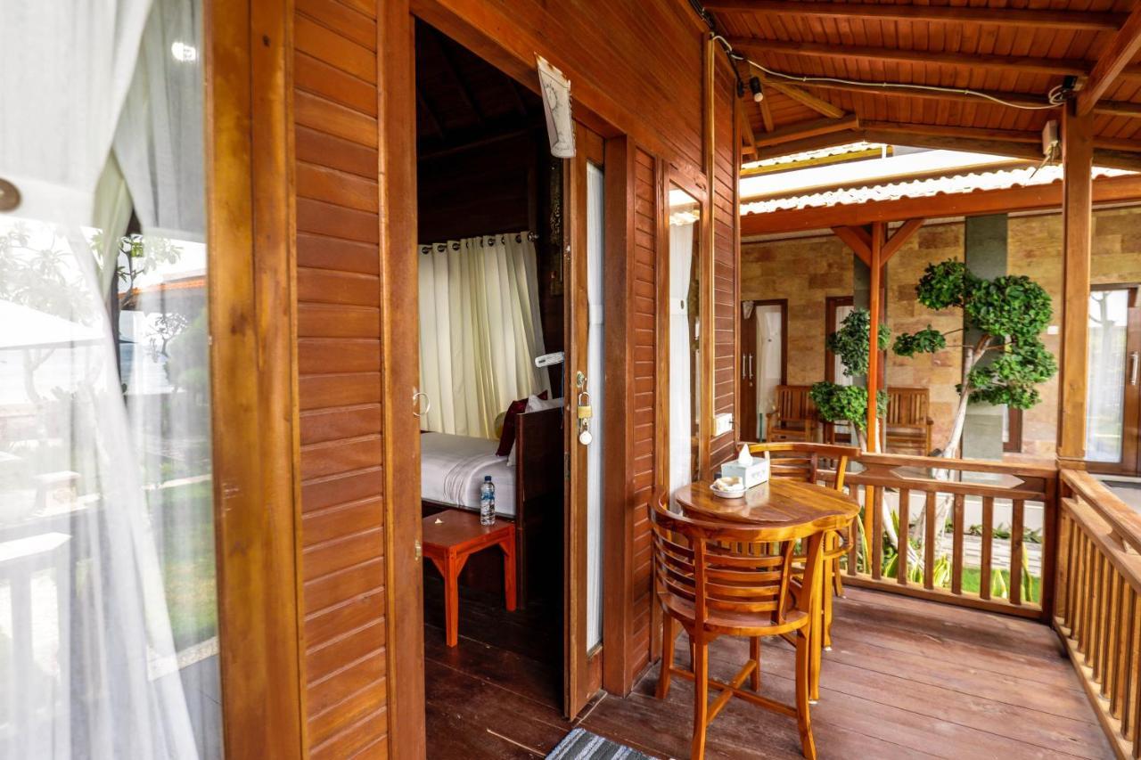 Swan Beach Inn Batununggul Buitenkant foto